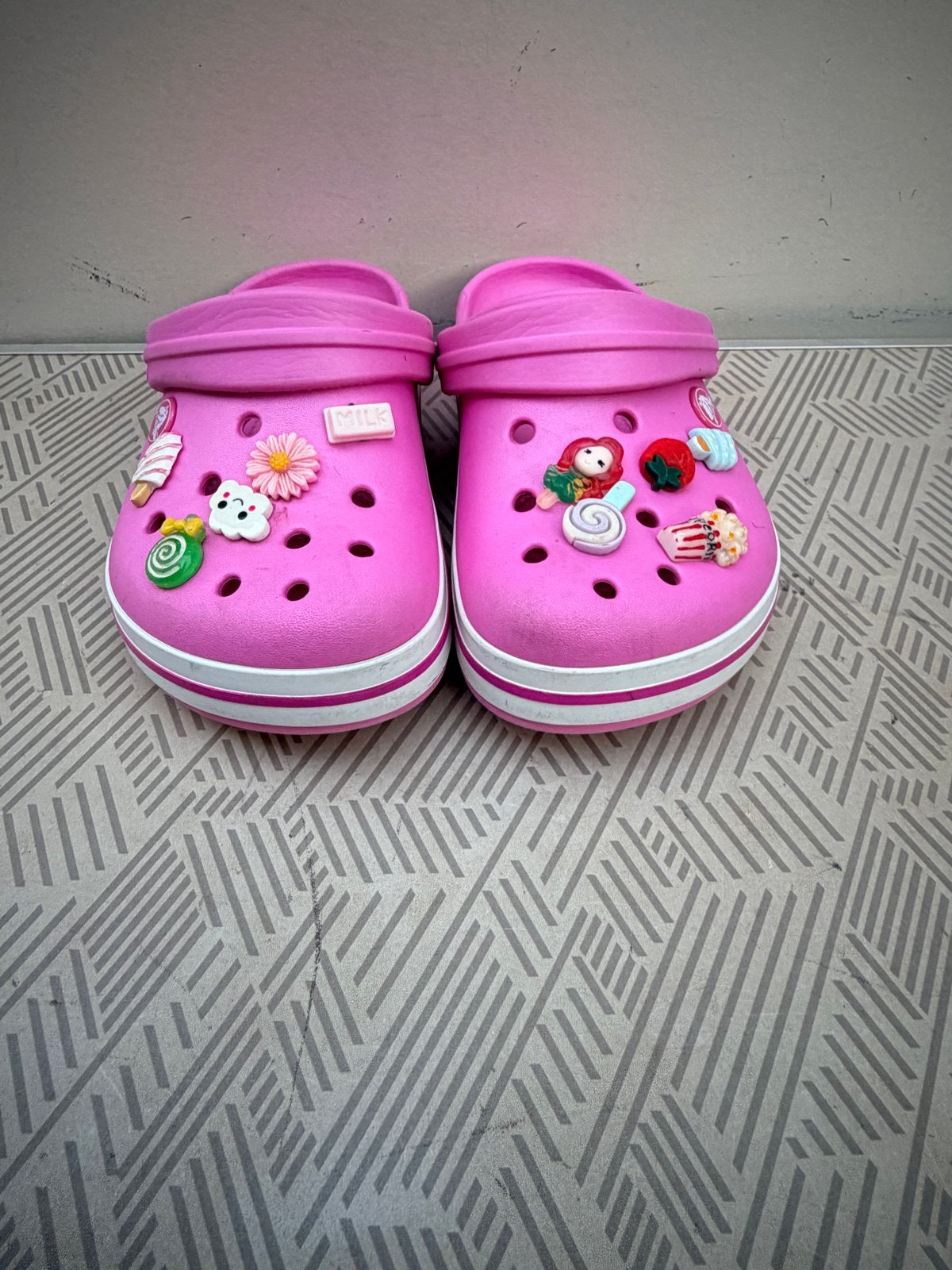 Roze Crocs met Jibbitz - Maat 32/33, Ophalen of Verzenden, Gebruikt, Jongen of Meisje