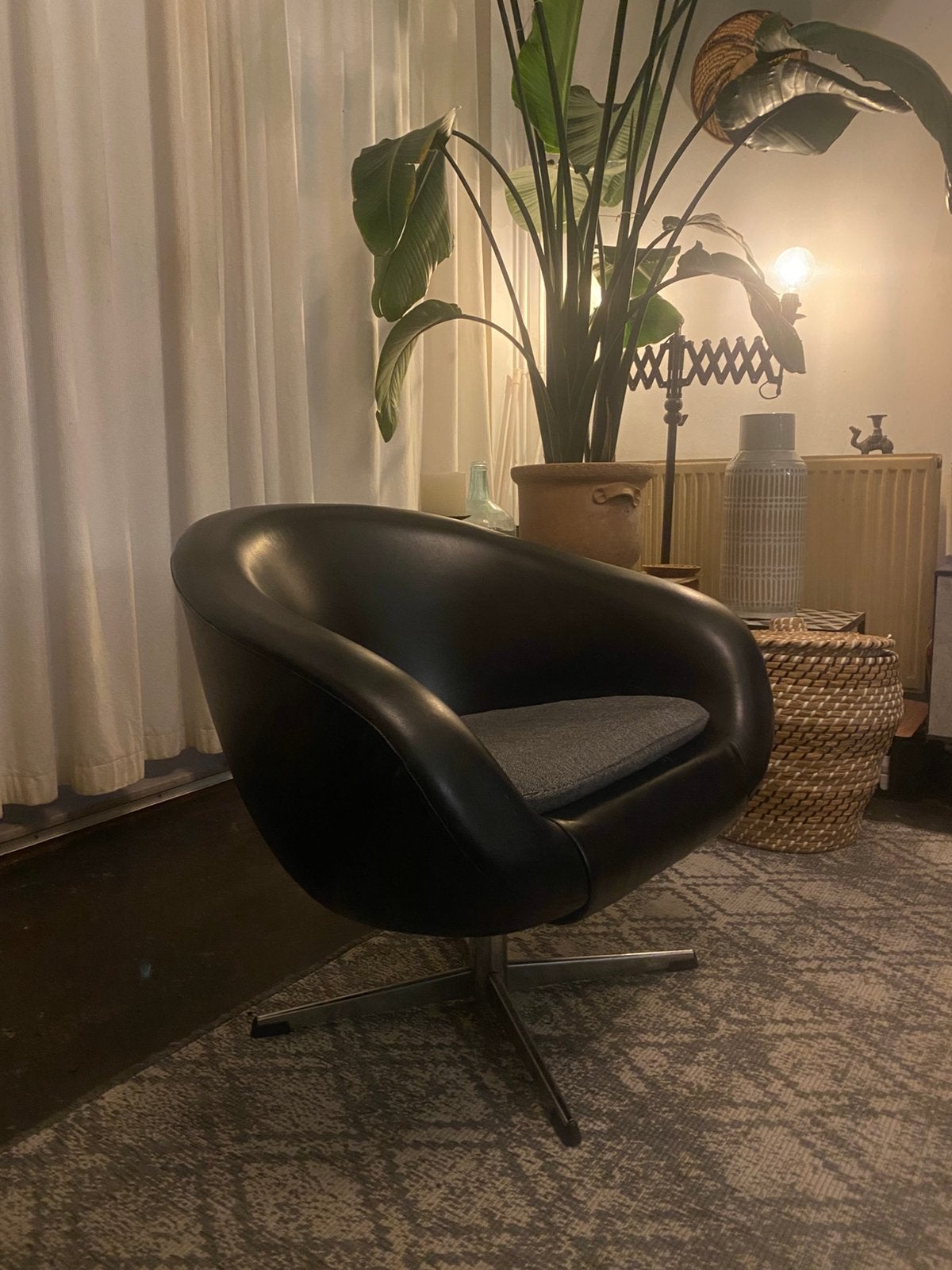 Kuipstoel op draaipoot. Jaren 60. Rondo? Space age, Huis en Inrichting, Zwart, Ophalen of Verzenden, Vintage space age, Eén