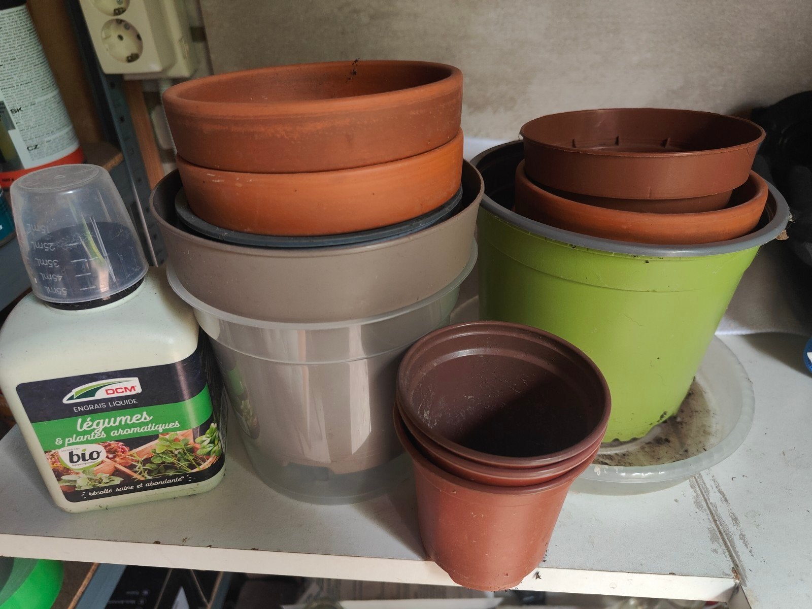 14 diverse plantenpotten en wat plantenvoeding., Ophalen