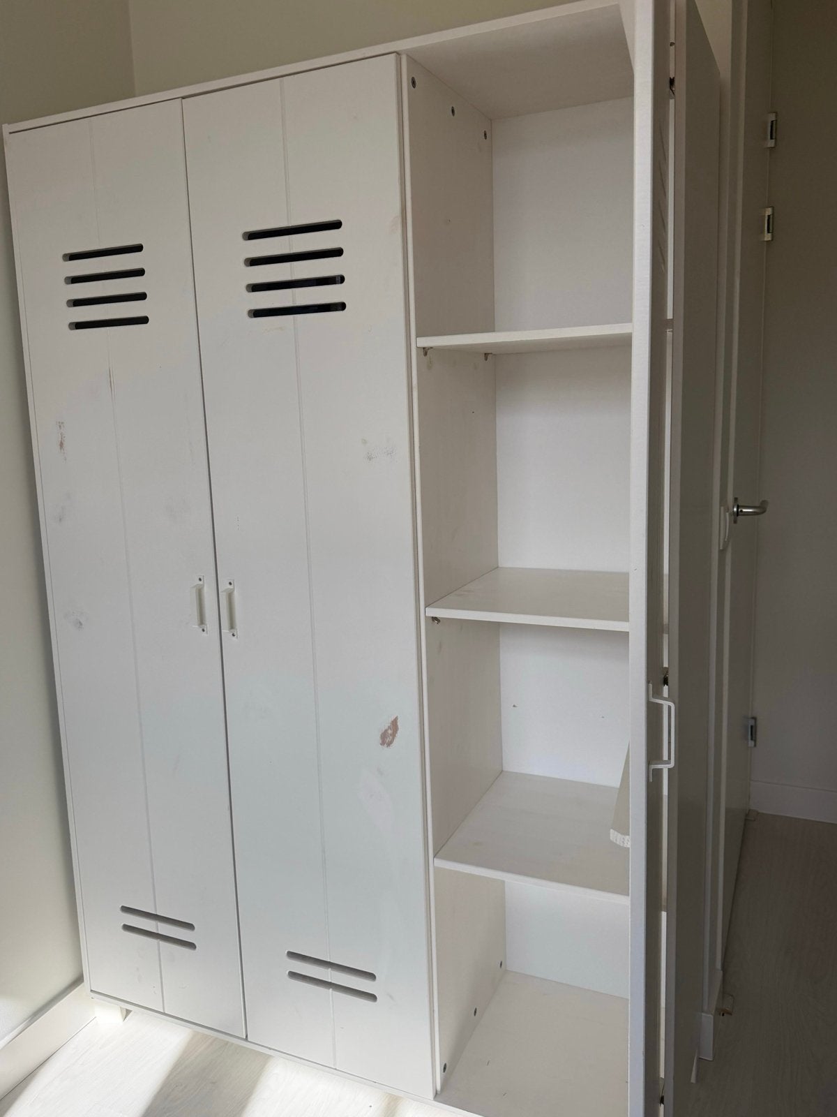 Witte Wood kledingkast met 3 deuren en planken, Huis en Inrichting, Ophalen, Gebruikt, 100 tot 150 cm, 150 tot 200 cm