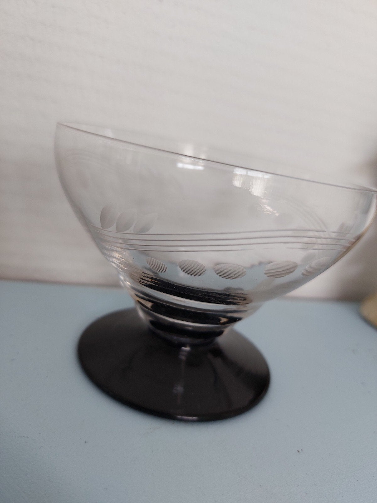Set van 7 chipvrije glazen coupes met zwarte voet, Antiek en Kunst, Antiek | Glas en Kristal, Ophalen of Verzenden