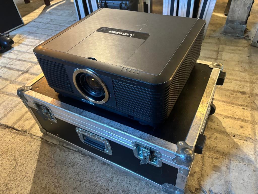 Mitsubishi DLP UD8400u beamer, Audio, Tv en Foto, Beamers, Ophalen of Verzenden, Gebruikt