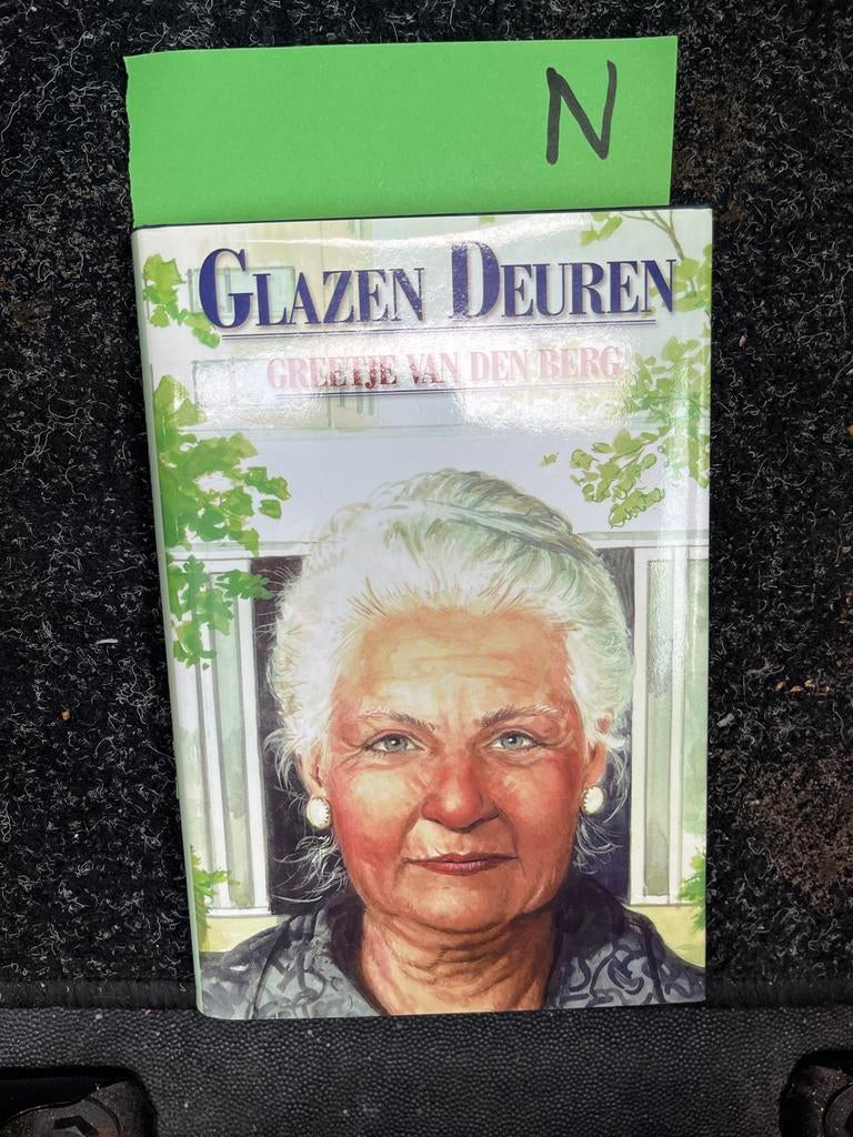 Glazen Deuren - Greetje van den Berg (Roman), Ophalen of Verzenden, Zo goed als nieuw, Nederland