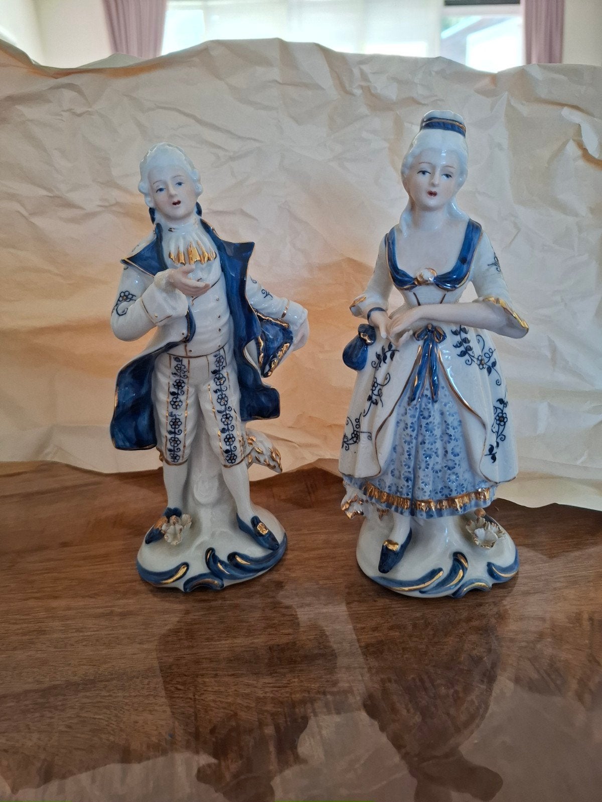 Antieke Porseleinen Beeldjes: Man en Vrouw in Rococo Stijl, Antiek en Kunst, Ophalen of Verzenden
