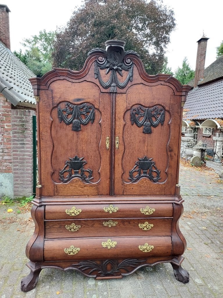 18e Eeuws gebogen kabinet, eiken met gezwarte ornamenten., Ophalen
