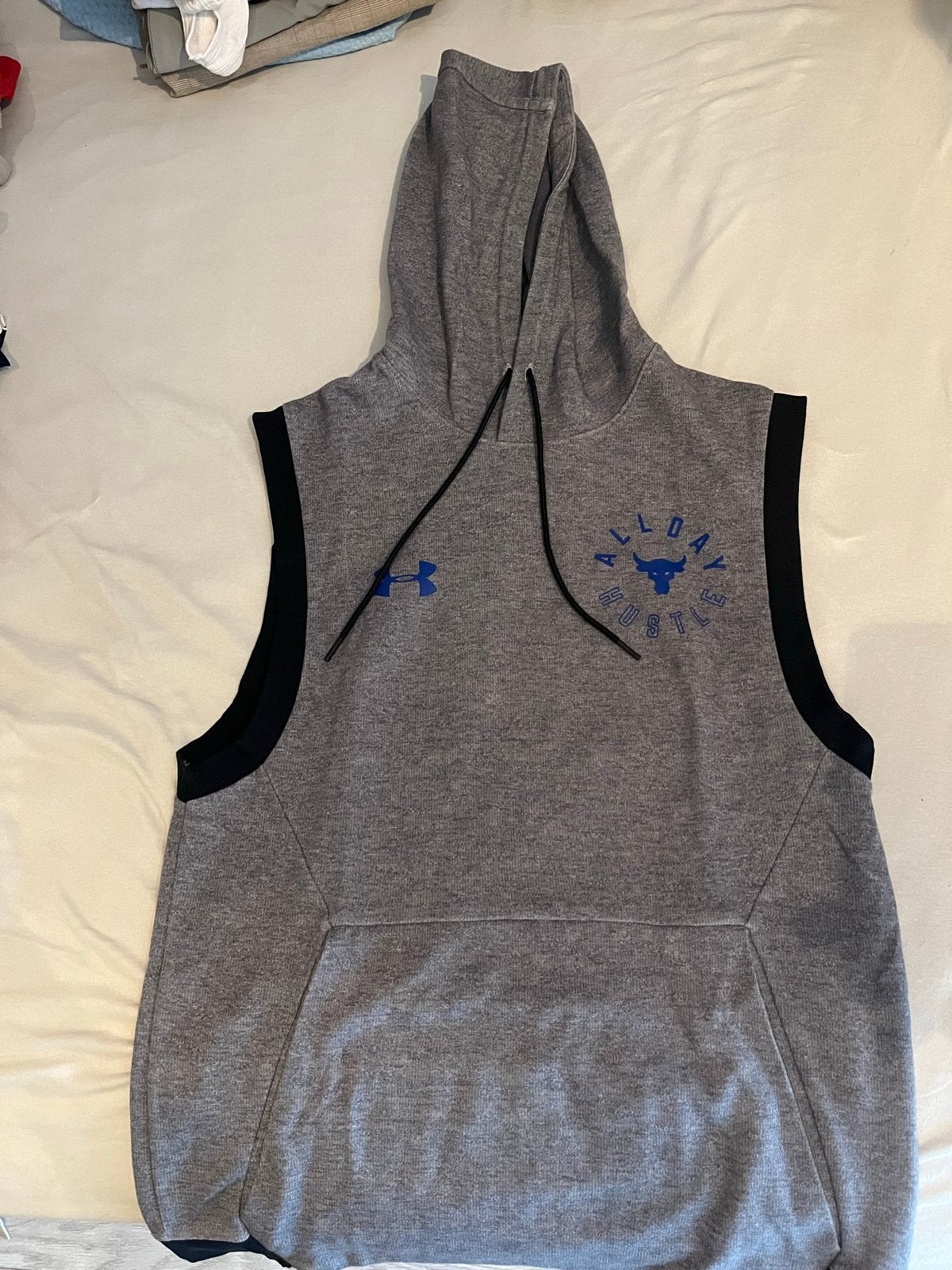 Under Armour Project Rock mouwloze hoodie - Maat M, Ophalen of Verzenden, Zo goed als nieuw, Maat 48/50 (M), Grijs