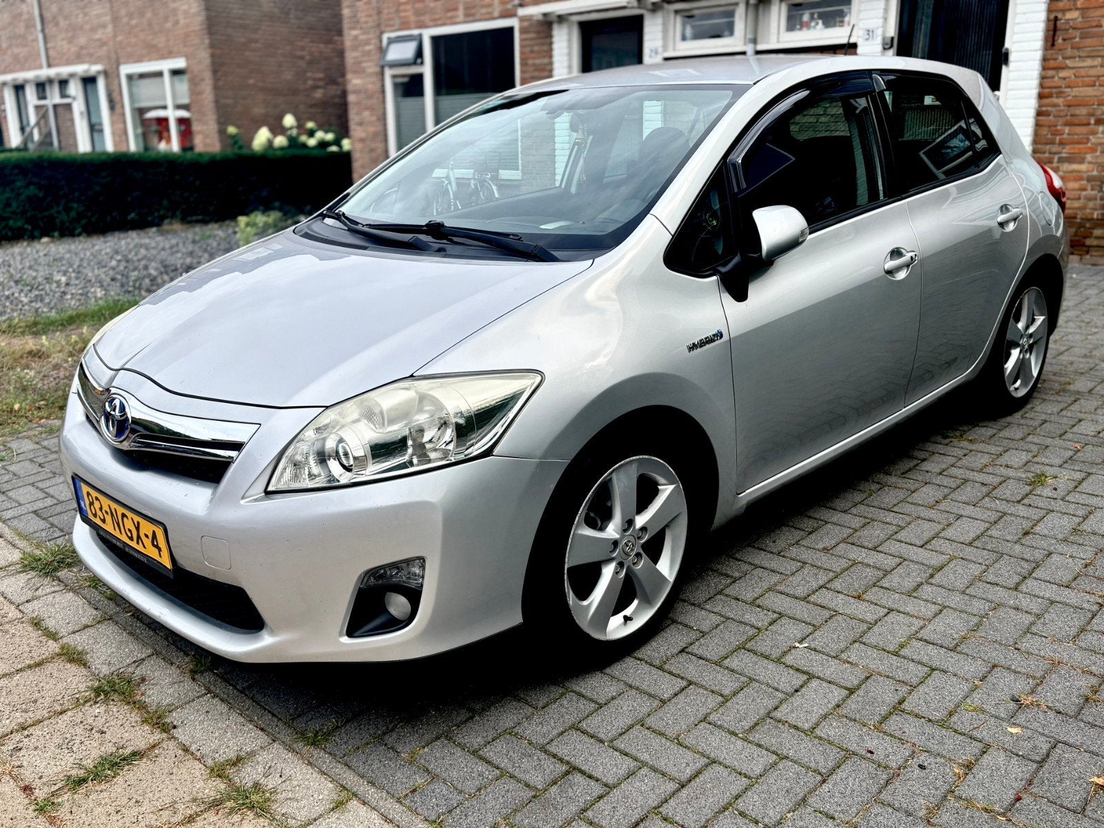 Toyota Auris 1.8 Full Hybrid 5DR CVT 2010 Grijs, Auto's, Toyota, 4 cilinders, Origineel Nederlands, 75 €/maand, 25 km/l