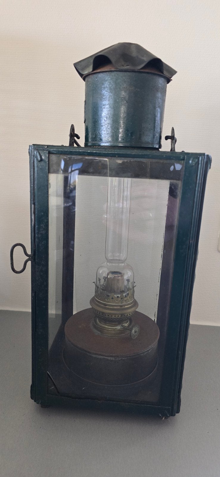Oude lantaarn met olielamp., Huis en Inrichting, Woonaccessoires | Kandelaars en Kaarsen, Ophalen of Verzenden, Groen, Glas, Lantaarn