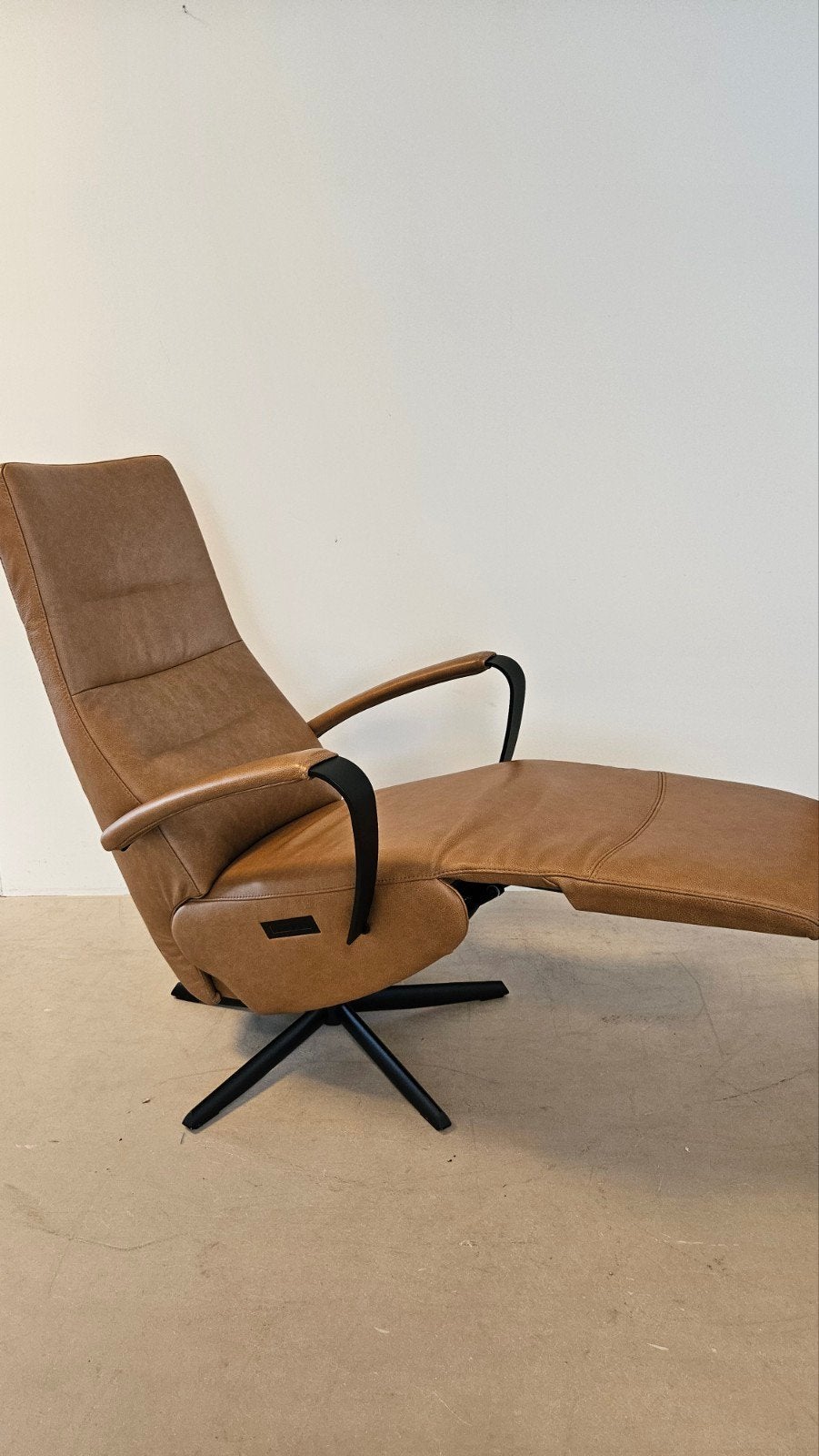 Showroom model Twice sta op fauteuil bij Zitgemak in joure, Nieuw, Ophalen of Verzenden, 50 tot 75 cm, Leer