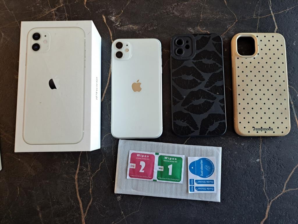 iPhone 11 met 2 hoesjes en screenprotector, Gebruikt, 69 %, Wit, 64 GB