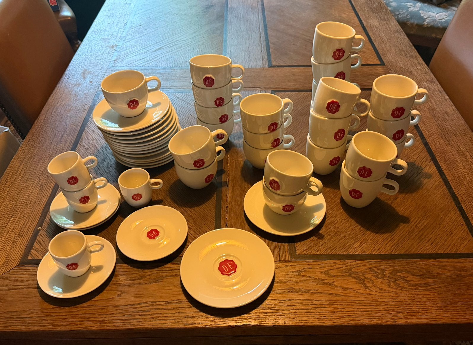 Douwe egberts mokken set verschillende kopjes en schotels, Ophalen, Zo goed als nieuw, Overige stijlen, Kop(pen) en/of Schotel(s)