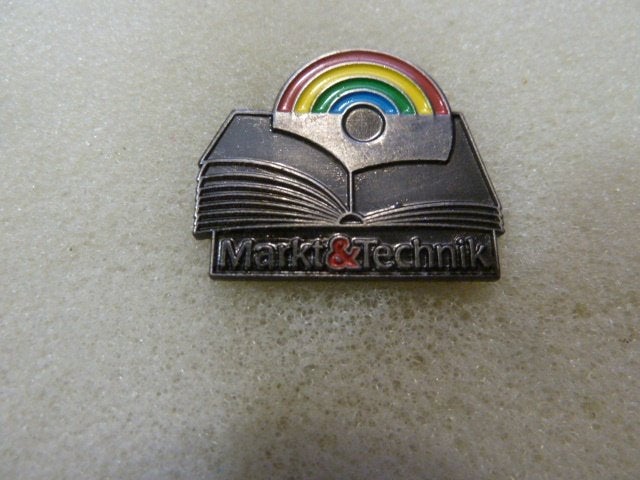 Vintage Markt & Technik speldje met regenboog en boek, Ophalen of Verzenden, Gebruikt, Overige onderwerpen, Speldje of Pin