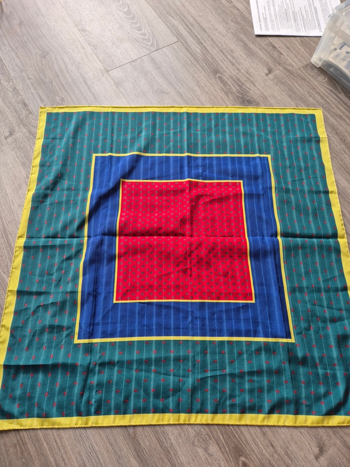 Vintage sjaal met kleurrijk geometrisch patroon, Ophalen of Verzenden, Gedragen, Maat 38/40 (M), Sjaal