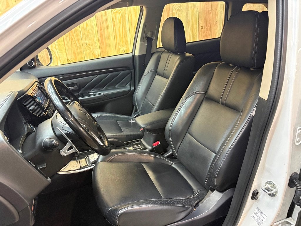 Mitsubishi Outlander 2.0 PHEV instyle 4x4 LEER/AUTOMAAT/NAP, 1998 cc, 4 cilinders, 1820 kg, Wit