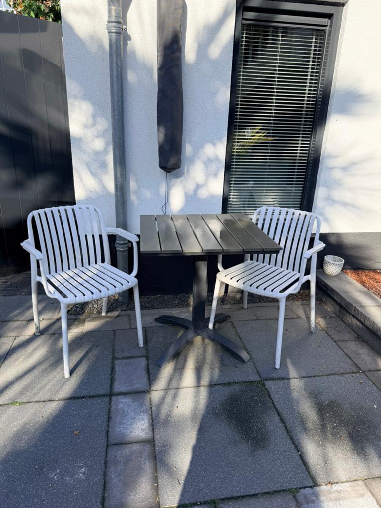 Leuk bistro setje. Tafel en 2 (stapelbare) stoelen., Tuin en Terras, Tuinsets en Loungesets, Ophalen, Zo goed als nieuw, Overige materialen