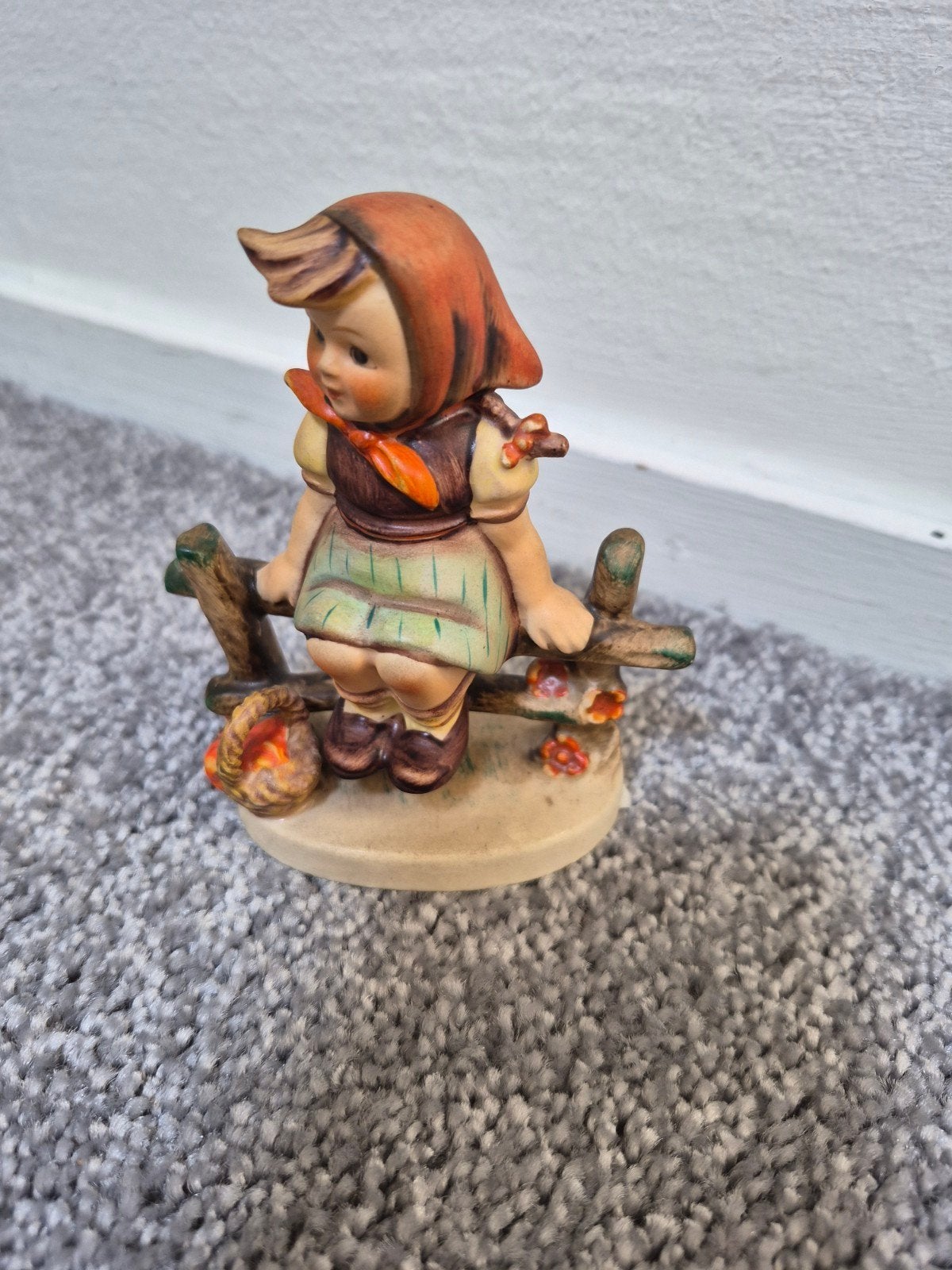 Vintage Hummel beeldje meisje op hek, Verzamelen, Ophalen of Verzenden, Gebruikt, Hummel