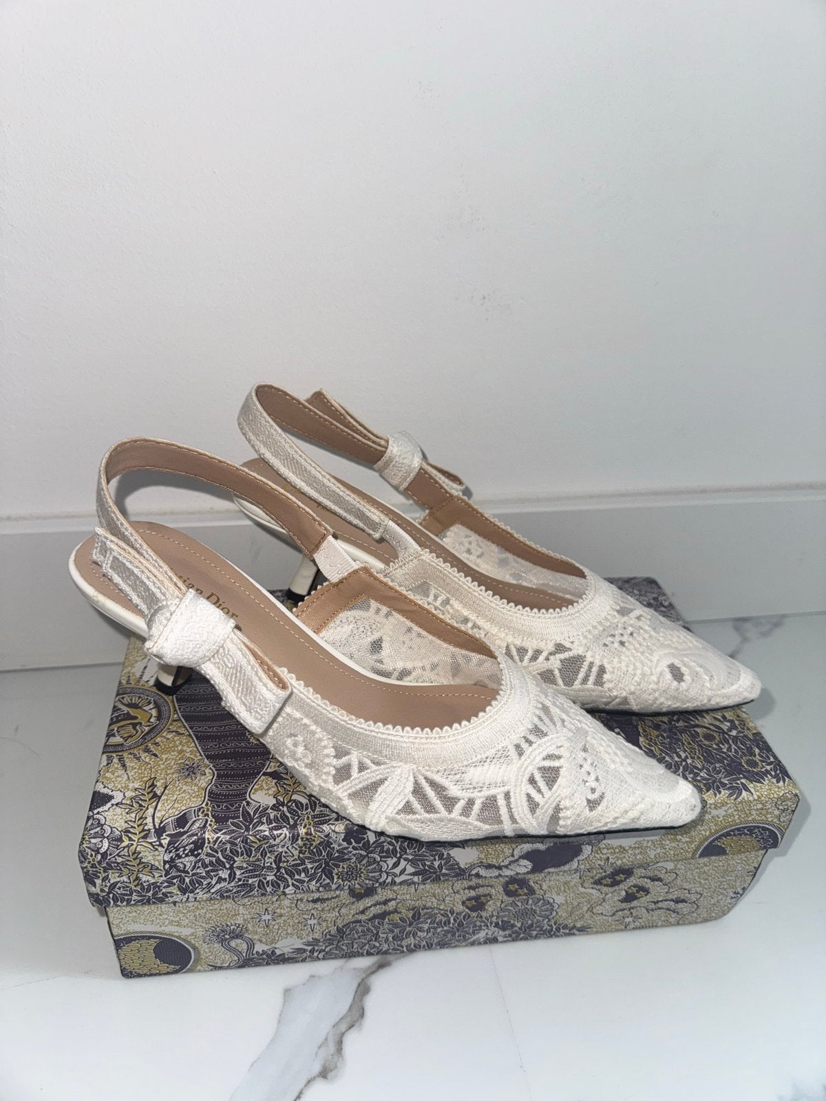Dior Slingback Pumps met Kant - Maat 39, Schoenen met lage hakken, Wit, Nieuw, Ophalen of Verzenden