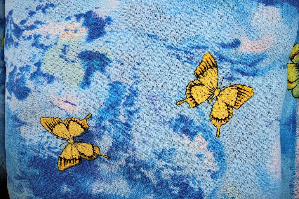 Coupon polyester stof - blauw met gele vlinders #4168, Hobby en Vrije tijd, Stoffen en Lappen, Blauw, 120 cm of meer, Ophalen of Verzenden