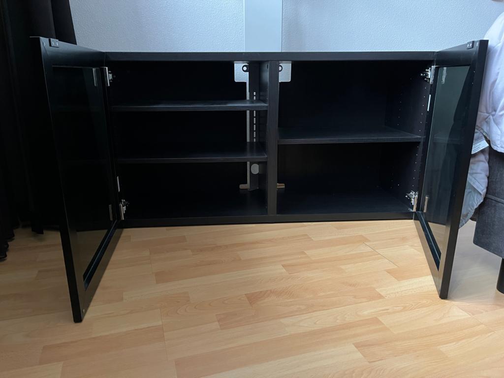 Ikea Besta zwart TV-meubel met rookglazen deuren & tv-beugel, Huis en Inrichting, Kasten | Televisiemeubels, Ophalen, Gebruikt