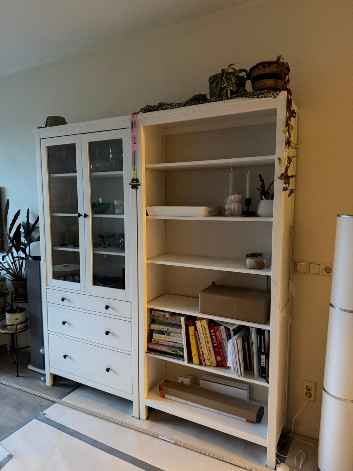 Ikea Hemnes vitrinekast en Hemnes boekenkast wit, Gebruikt, Met lade(s), 25 tot 50 cm, 50 tot 100 cm