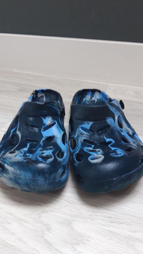 Klompen Crocs maat 33 gemêleerd blauw marbled stoere clogs, Gebruikt, Jongen of Meisje, Schoenen, Ophalen of Verzenden