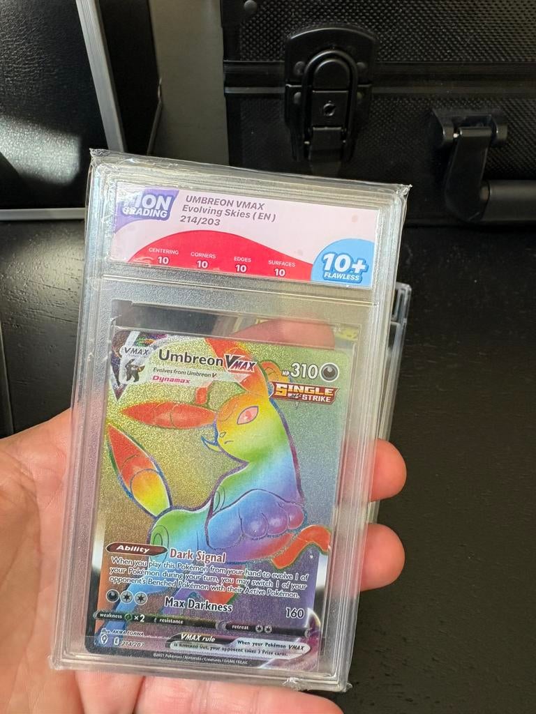 Umbreon vmax rainbow grade 10, Ophalen of Verzenden, Zo goed als nieuw, Meerdere kaarten, Foil