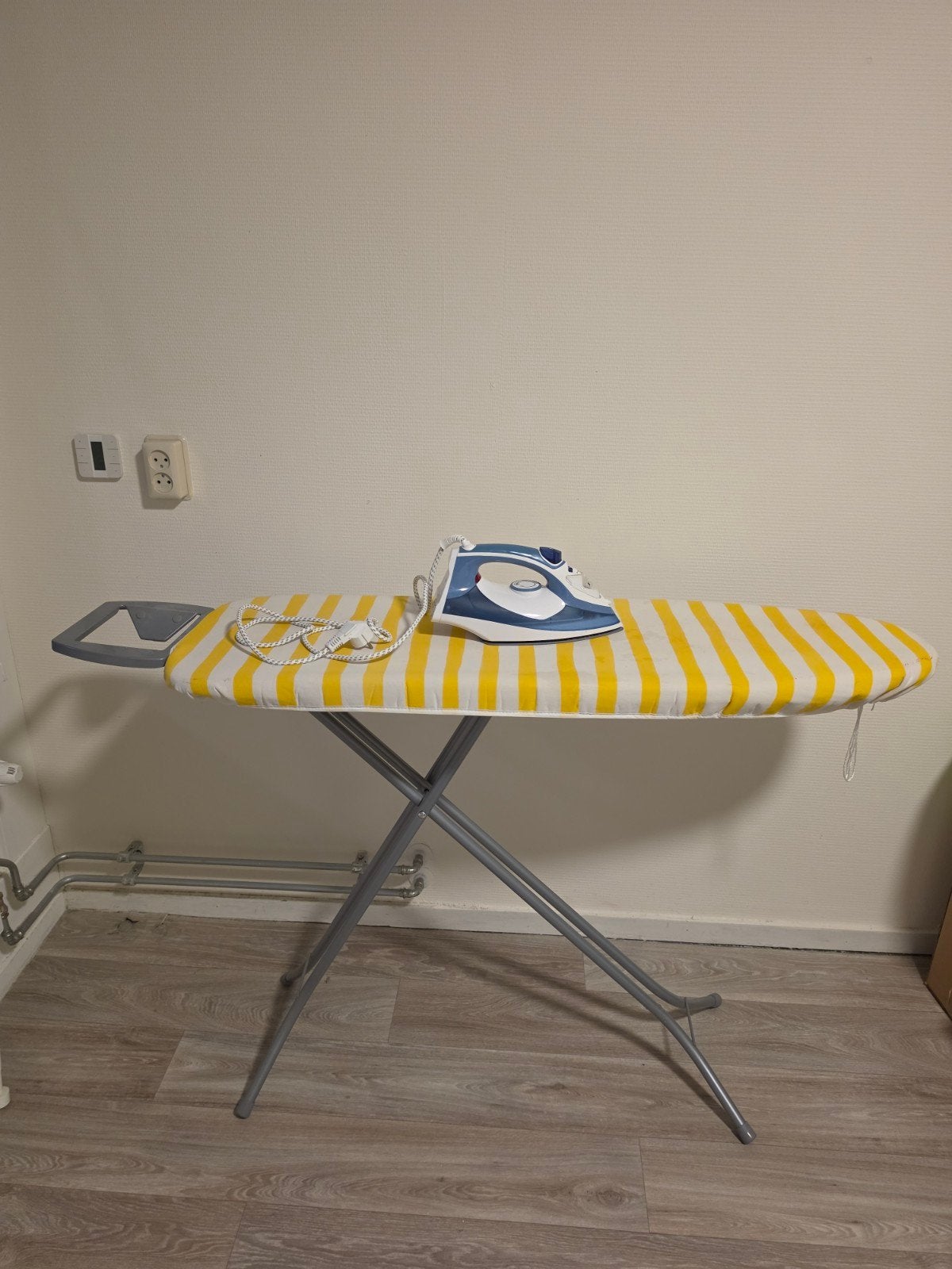 Home Essentials Strijkijzer met strijkplank, Witgoed en Apparatuur, Ophalen of Verzenden, Gebruikt, Strijkijzer met snoer