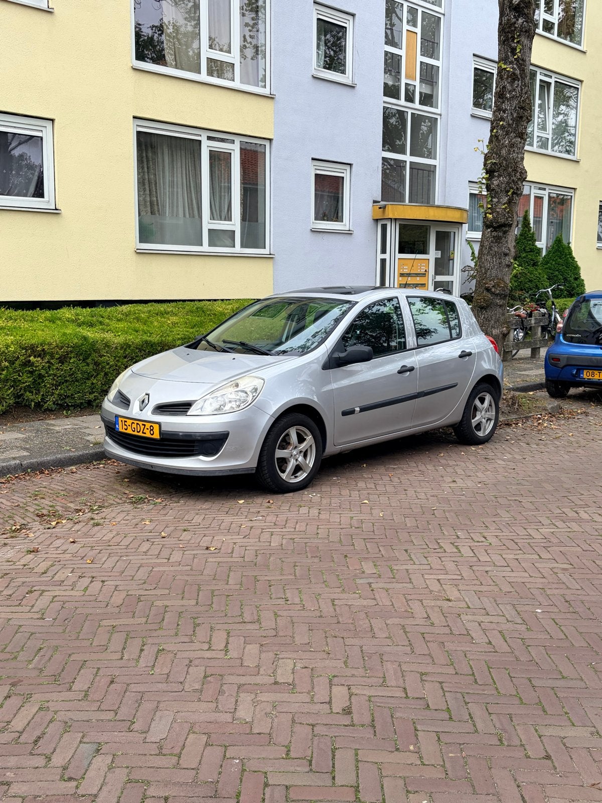 NIEUWE APK Renault Clio 1.4 16V 72KW 5-DRS E4 2008 Grijs, Ophalen