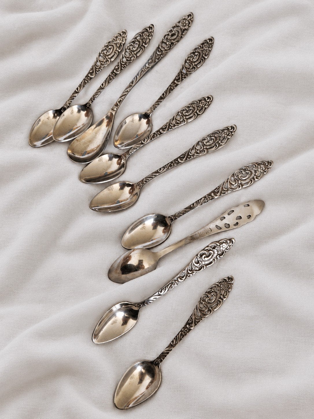 Vintage zilverkleurige lepeltjes met sierlijke handgrepen, Ophalen of Verzenden