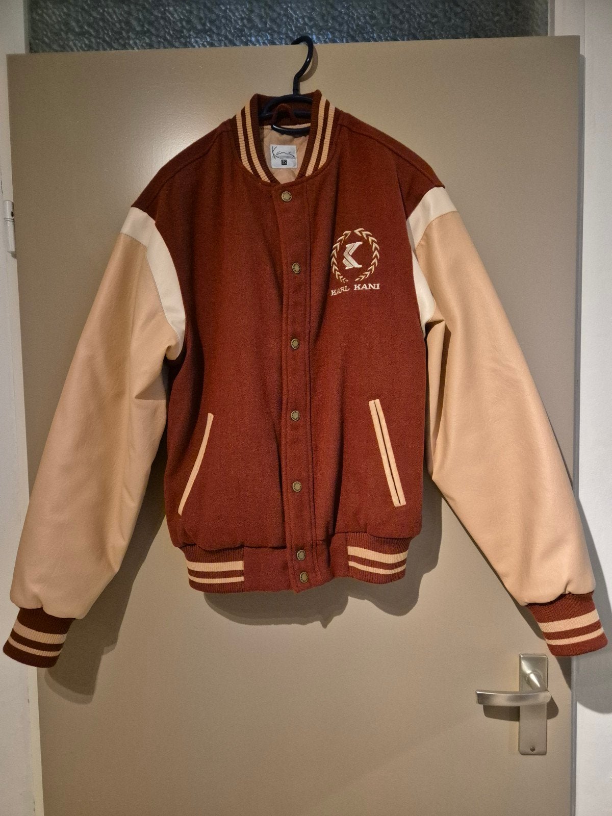 Karl Kani Varsity Jacket - Bruin/Beige - Maat XS, Bruin, Overige maten, Ophalen of Verzenden, Zo goed als nieuw