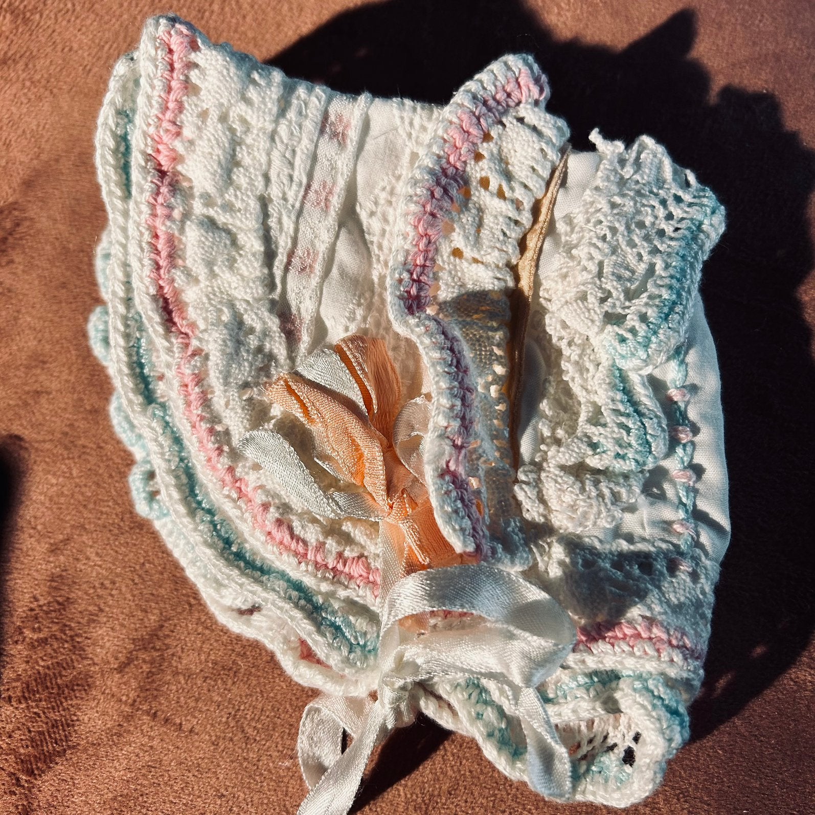 2 x vintage mooie poppen baby mutsjes gehaakt kant pr.p.st, Ophalen of Verzenden, Zo goed als nieuw, X, Kleertjes