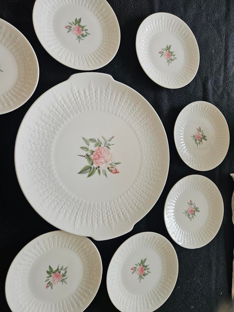 Elegant wit servies met rozenmotief, Huis en Inrichting, Keuken | Servies, Gebruikt, Ophalen of Verzenden, Overige stijlen, Porselein