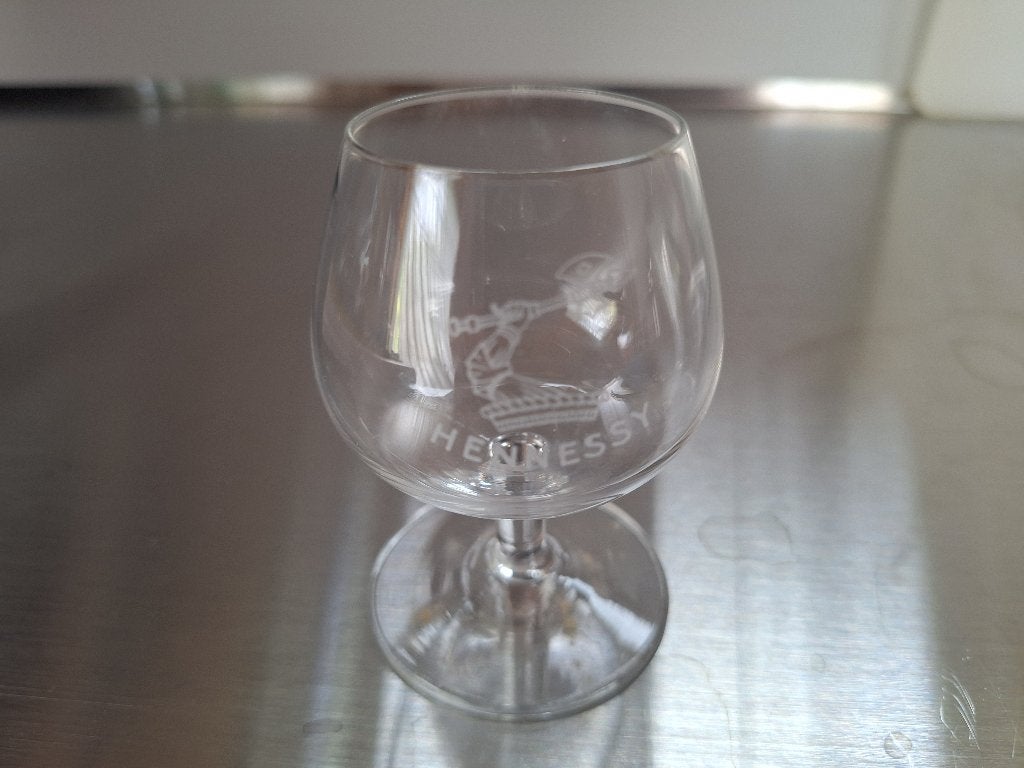 HENNESSY glaasje 8 cm hoog, Verzamelen, Glas en Borrelglaasjes, Ophalen of Verzenden, Zo goed als nieuw, Overige typen