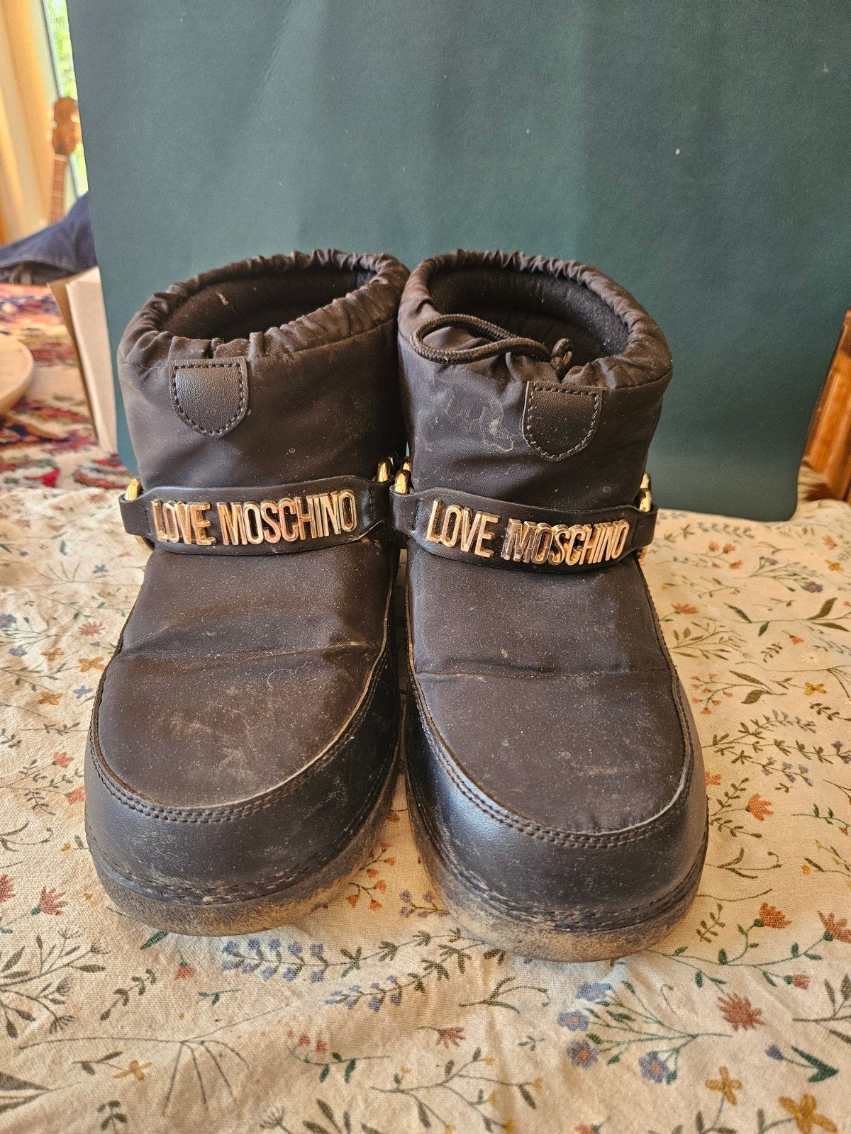 Love Moschino laarzen maat 39/40 - Zo goed als nieuw, Love Moschino, Zwart, Lage of Enkellaarzen, Ophalen of Verzenden