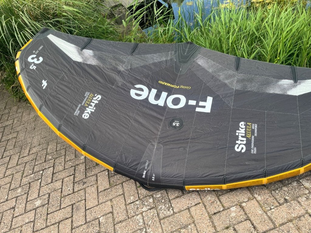 F-ONE Strike V5 3.5 m² 2025 Onyx + Carbon Boom V2 90 cm, Watersport en Boten, Wingsurfen, Niet ingevuld, Niet ingevuld, Niet ingevuld