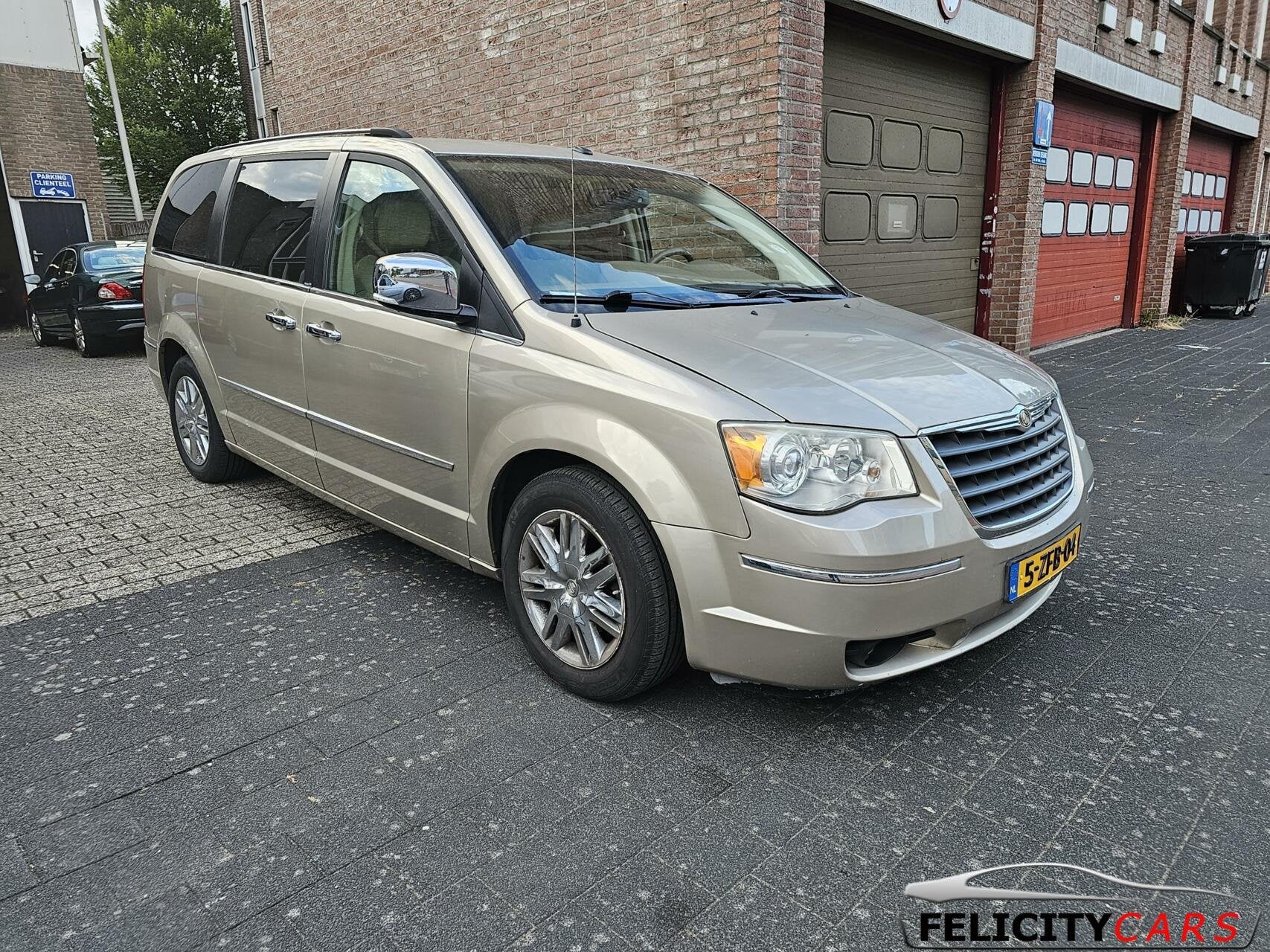 Chrysler Town & Country 4.0 V6 dvd navi tafel s&go, Auto's, Chrysler, Overige modellen, 7 stoelen, Leder, Bedrijf