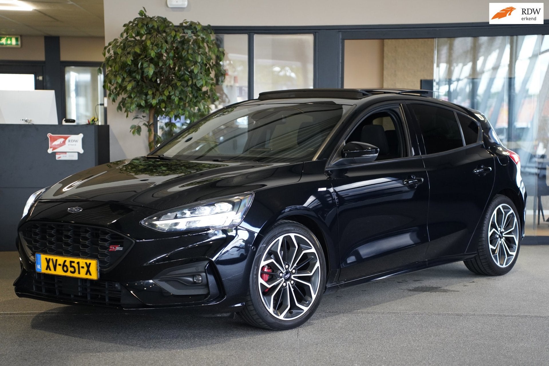 Ford Focus 1.0 EcoBoost ST Line Pano Navi Cam Acc Pdc B&O Le, Auto's, Dealer onderhouden, Gebruikt, Euro 6, Zwart