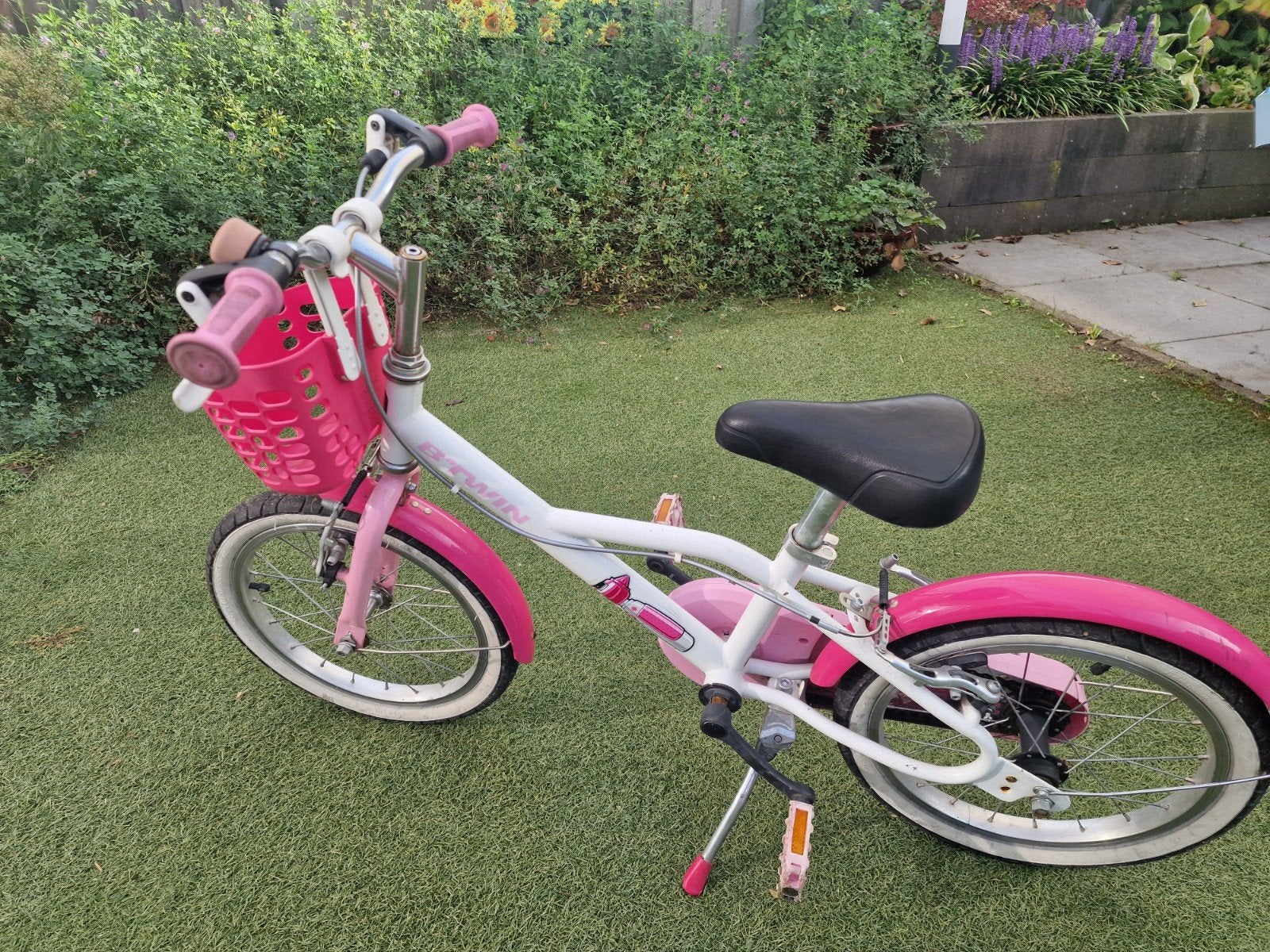 B'TWIN Kinderfiets 16 inch roze met mandje, Ophalen, Zijwieltjes, 16 tot 20 inch, Zo goed als nieuw