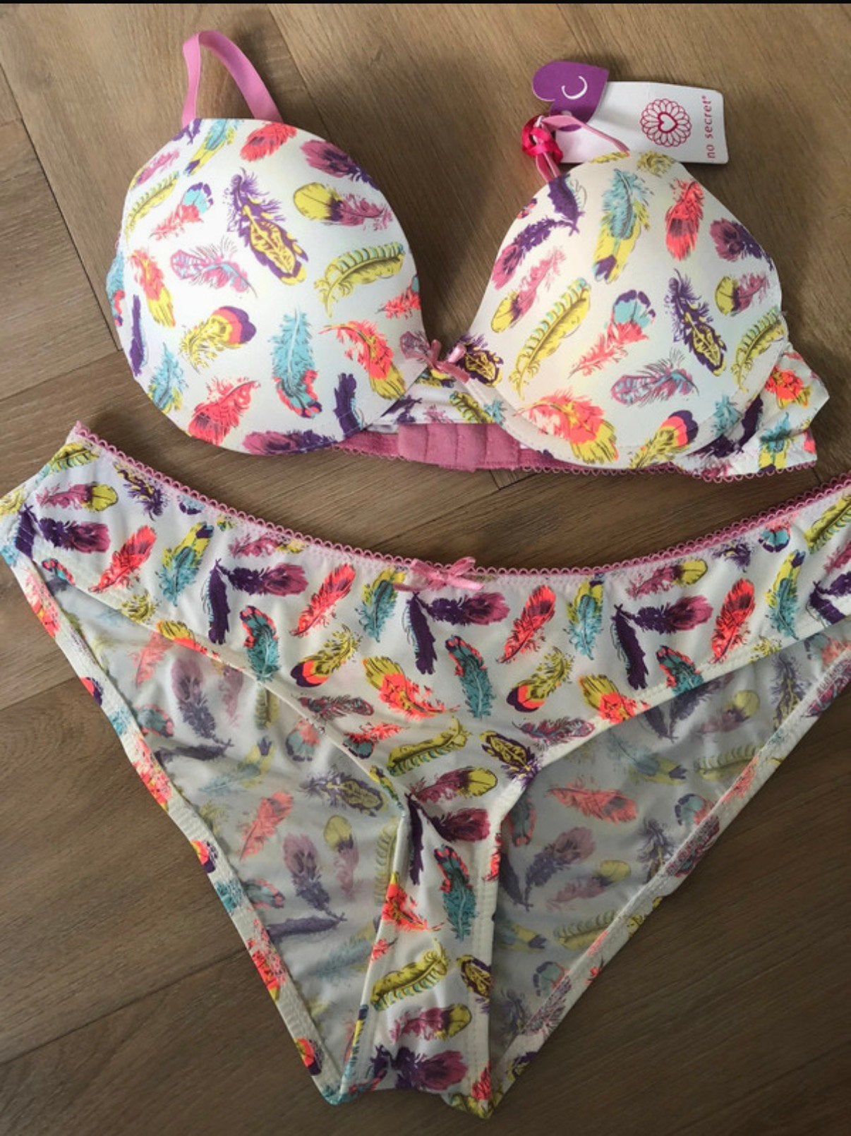 Bikini met opdruk van gekleurde veren maat 36 NIEUW, Ophalen of Verzenden, Nieuw, Overige kleuren, Bikini