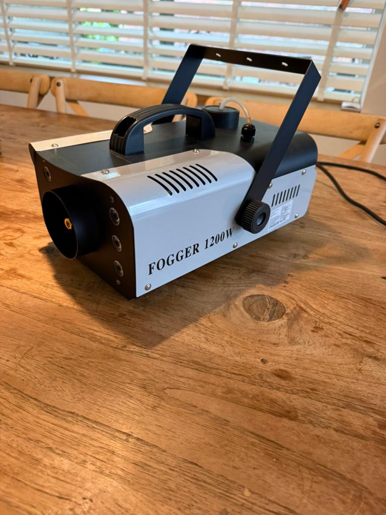 TE HUUR: rookmachine, Ophalen, Zo goed als nieuw, Rookmachine