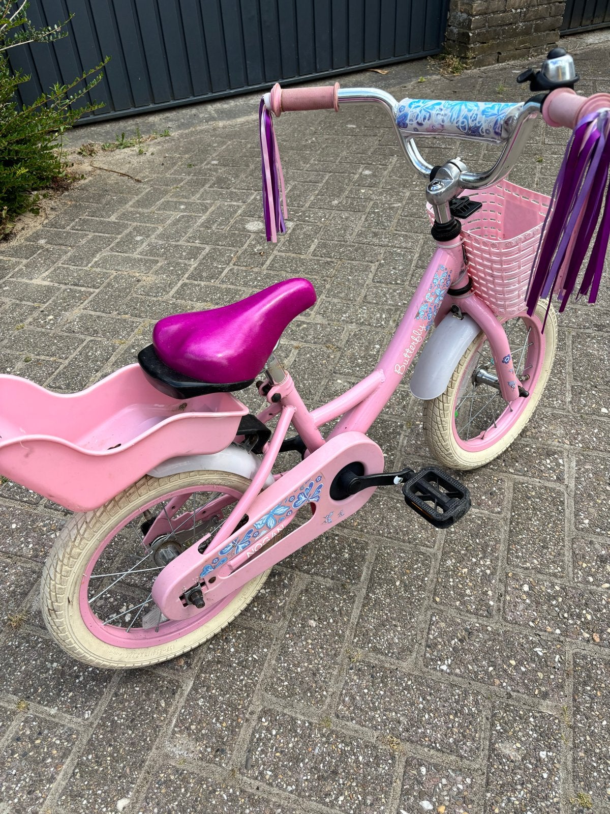 Roze kinderfiets 16 inch met mandje en poppenzitje, Ophalen of Verzenden, Gebruikt, Terugtraprem, 16 tot 20 inch