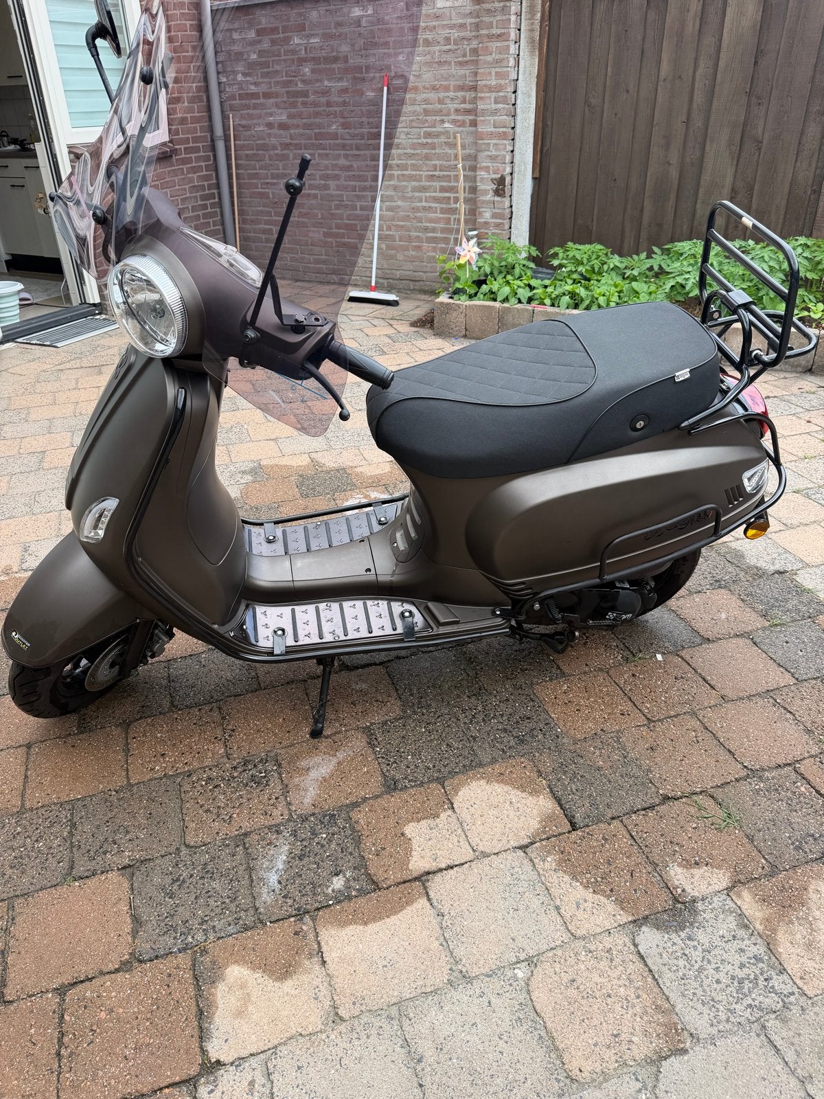 AGM VX50 Scooter - Zo goed als nieuw, inclusief windscherm, Fietsen en Brommers, Snorfietsen en Snorscooters, Ophalen, Zo goed als nieuw