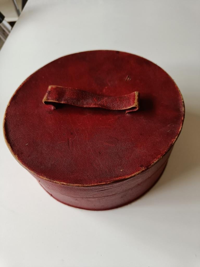 Vintage ronde rode hoedendoos met lederen handvat, Ophalen of Verzenden