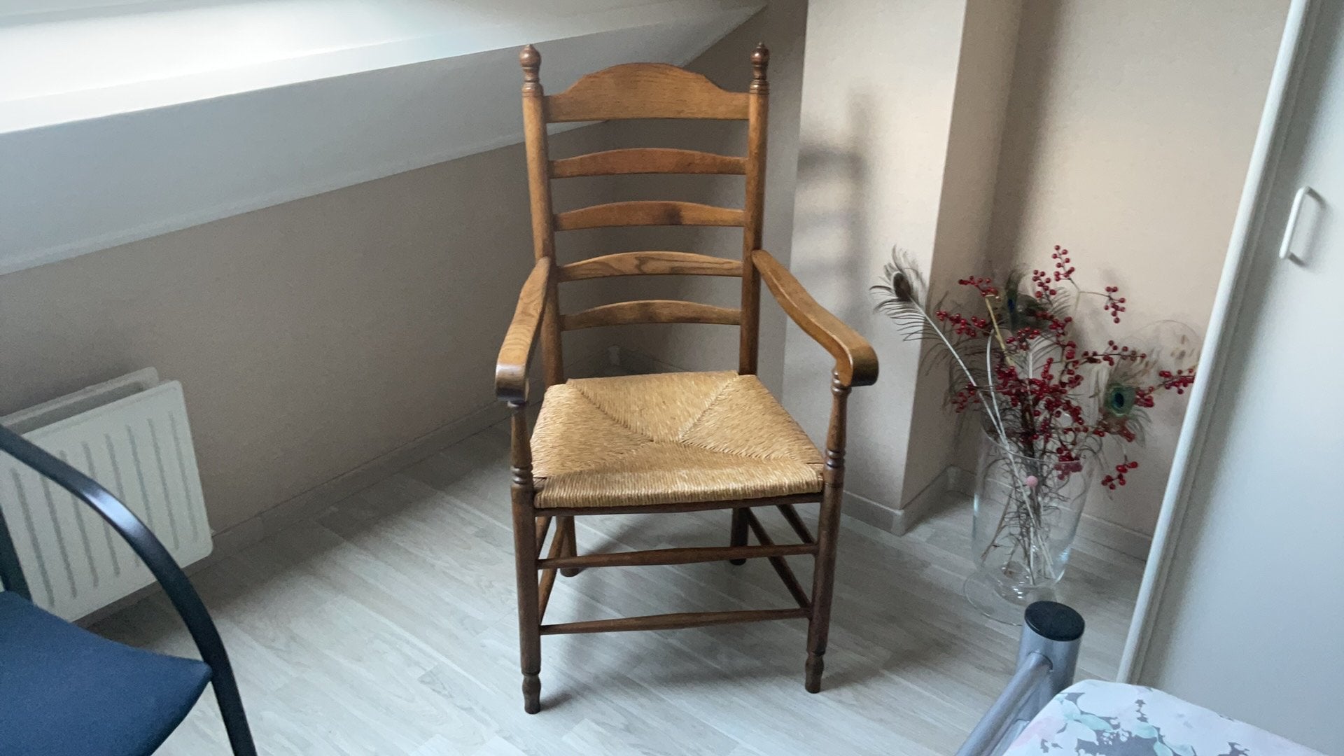 Oud model stoel met rieten zitting, Ophalen