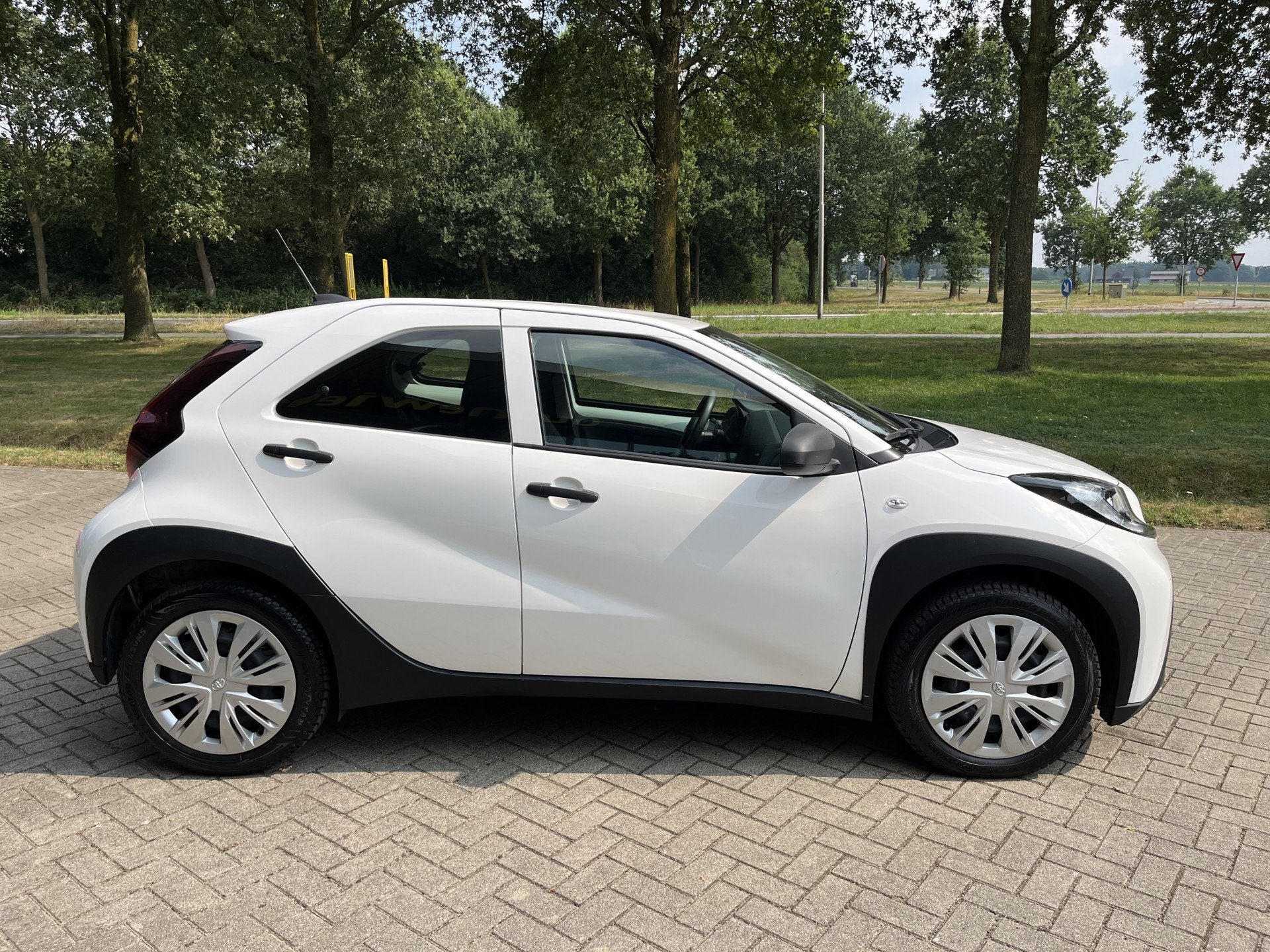Toyota Aygo X 1.0 VVT-i MT | ADAPT. CRUISE | AIRCO | CARPLAY, Auto's, Stof, Gebruikt, 4 stoelen, Wit