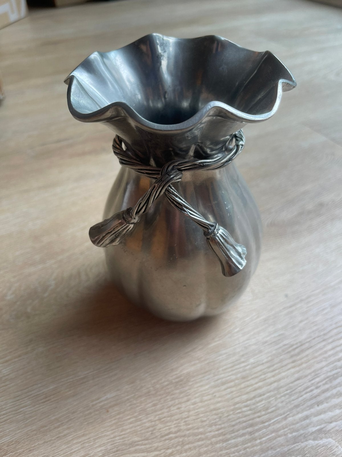 Vintage Italiaanse tinnen vaas – jaren ‘70, Gebruikt, 27 cm, Ophalen of Verzenden, Inclusief decoratie