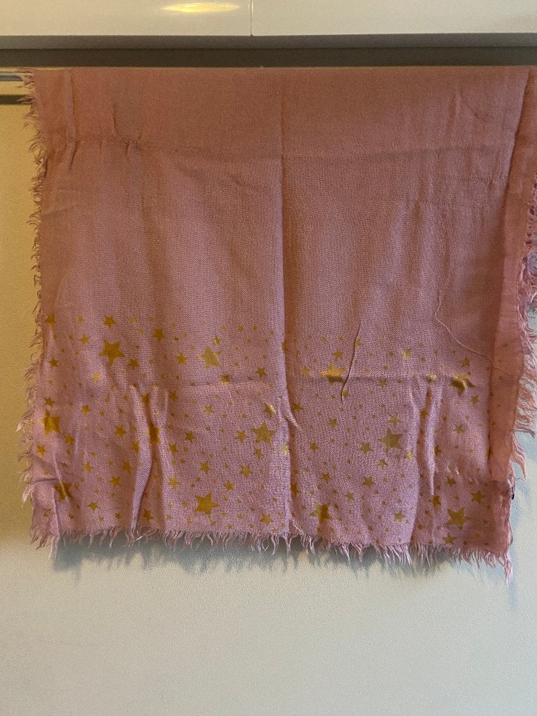 Roze sjaal met gouden sterren, Kleding | Dames, Ophalen of Verzenden, Zo goed als nieuw, Maat 46/48 (XL) of groter, Sjaal