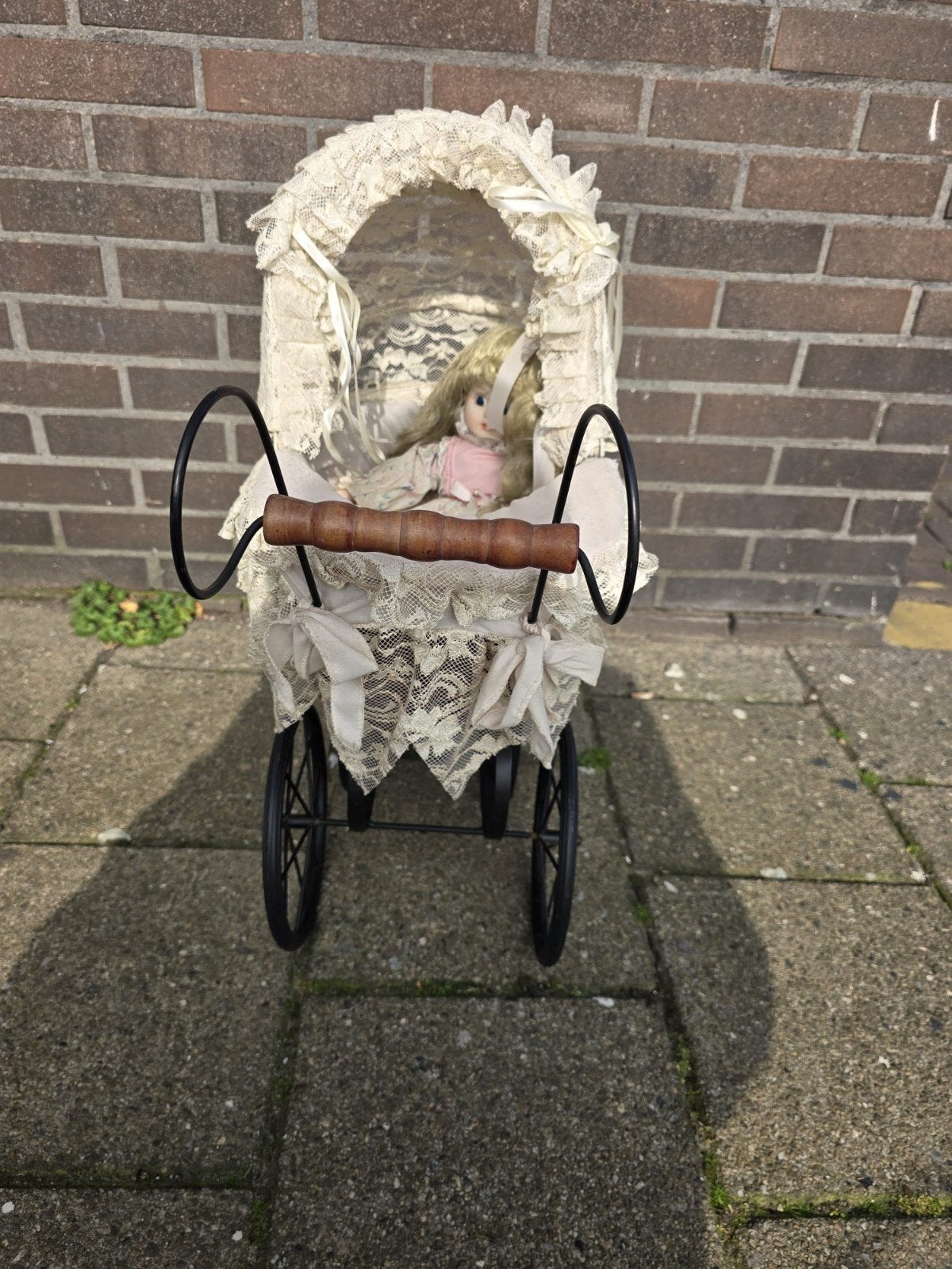 Antieke kinderwagen met pop - Charmante decoratie, Antiek en Kunst, Ophalen of Verzenden