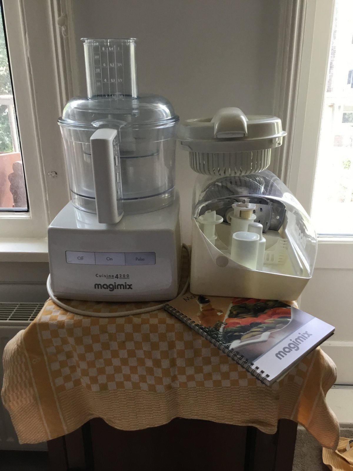 Magimix 4100 automatic wit, 3 lt, €250,-, 2 tot 3 liter, Ophalen, Zo goed als nieuw, 2 snelheden