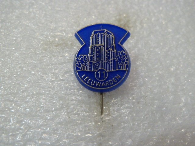 Vintage Leeuwarden Speldje - Blauw met Gebouw, Ophalen of Verzenden, Gebruikt, Stad of Land, Speldje of Pin